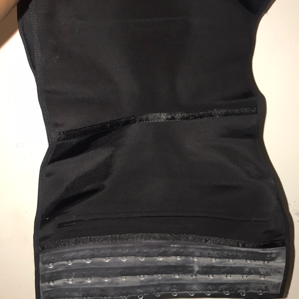 Waist trainer brand new size just to big